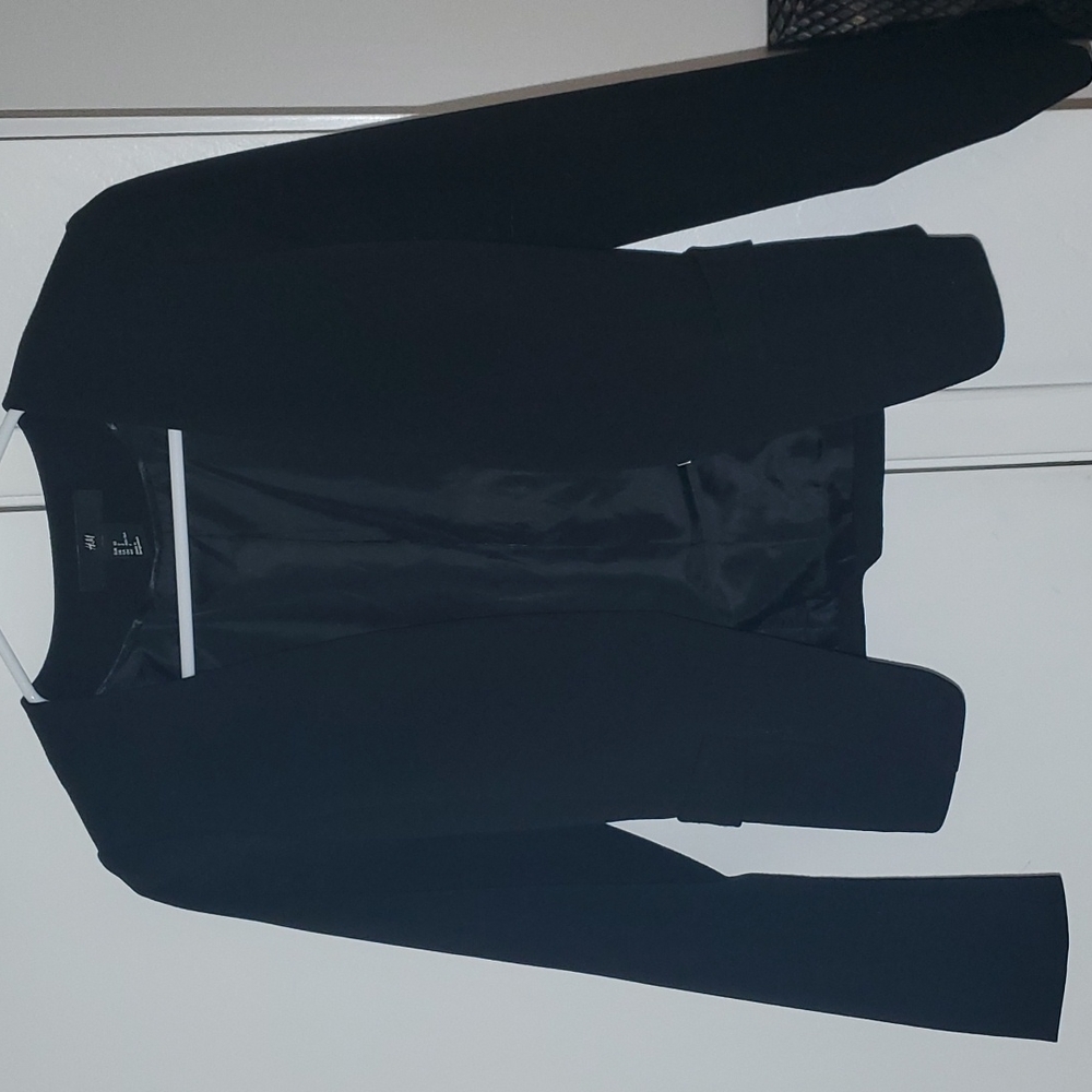 H&M Black Cropped Blazer size 2